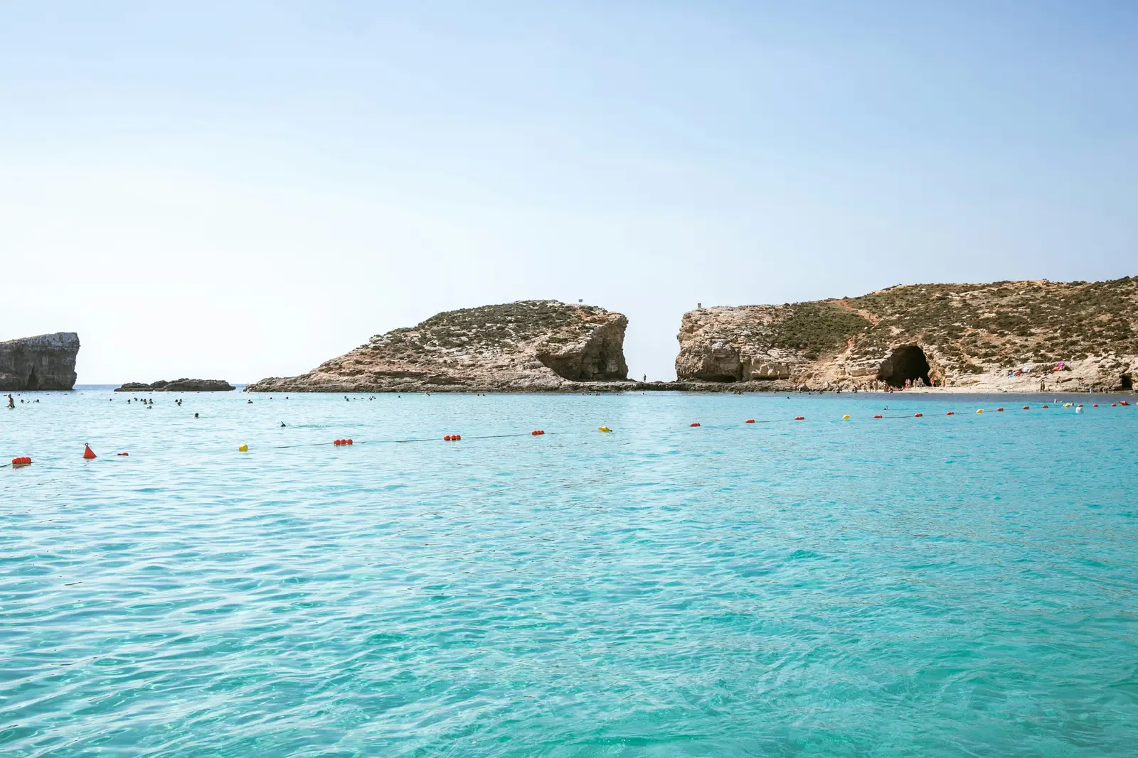 Blue Lagoon på Comino med klart turkost vatten och kalkstensklippor