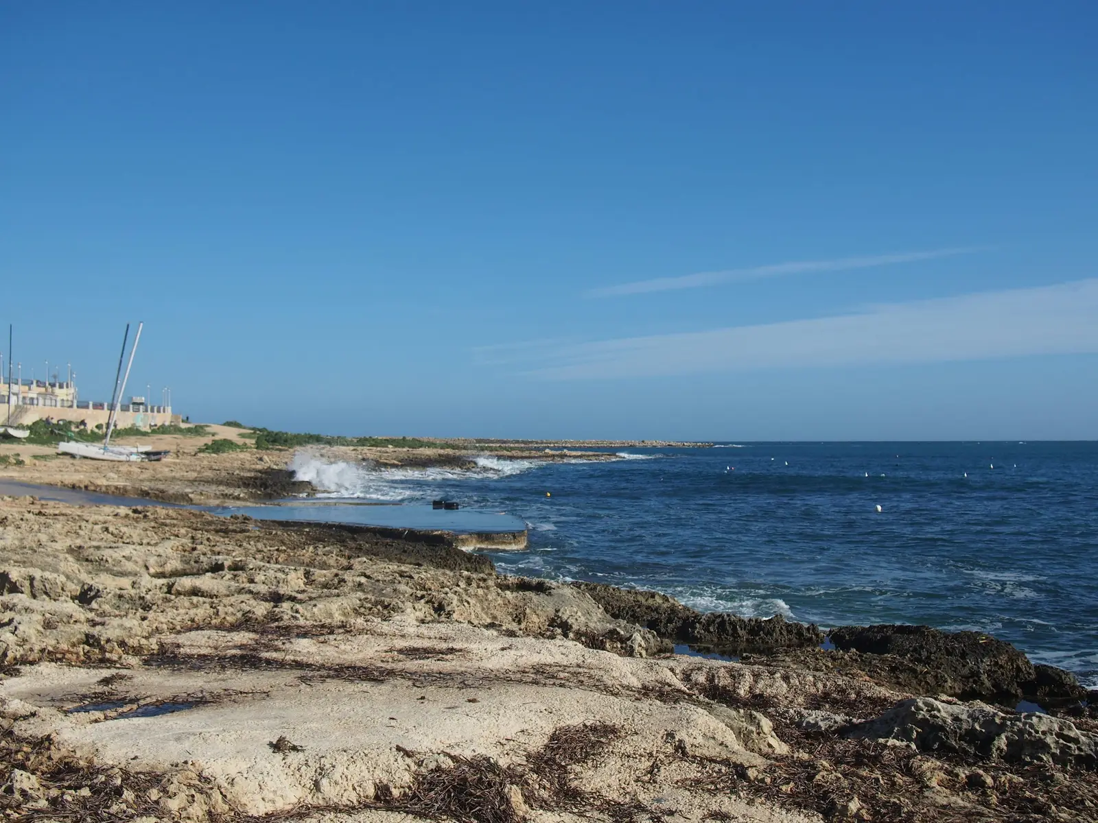 Klippkust och hav vid Buġibba i St Paul’s Bay