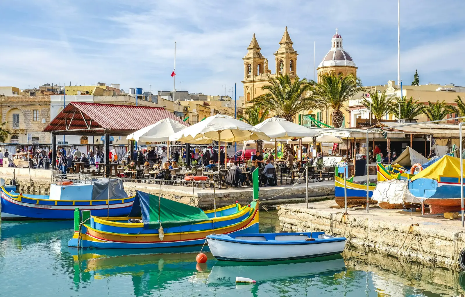Traditionell luzzu-båt i hamnen i Marsaxlokk
