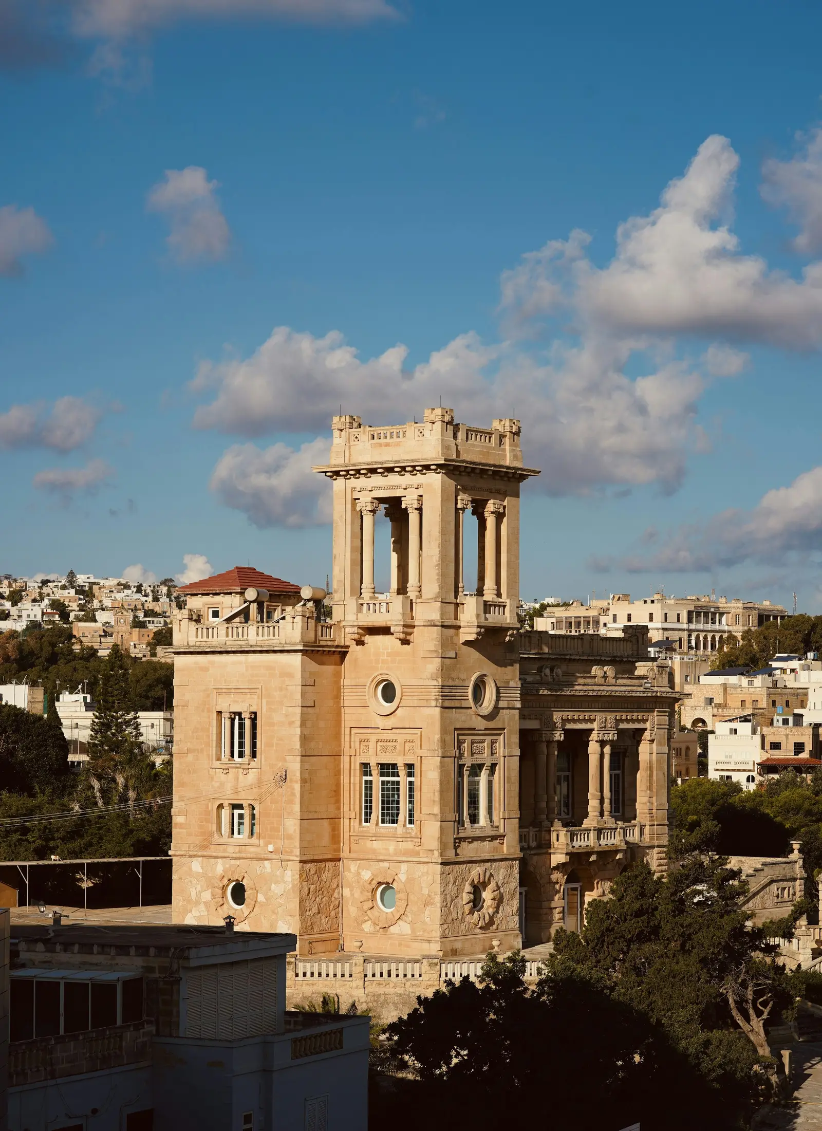 Historisk bebyggelse vid St Julian’s Bay på Malta